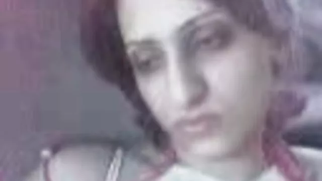 Amateur mature MILF Yulja se déshabille et se vidéo porno hard gratuit propage.