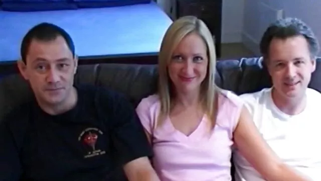 MRY - Une écolière blonde free video x gratuit chaude prend une énorme bite