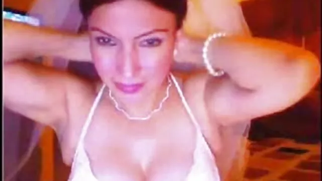 Round-Assed Delicious prend deux regarder vidéos x bites et deux charges