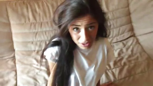 La nudiste amateur Mariana se déshabille et pose à l'extérieur video et film porno