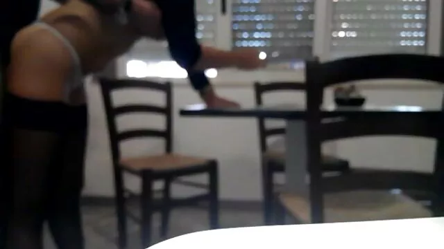 Ébène menotté suce une bite en prenant du sperme dans la bouche videos x streaming