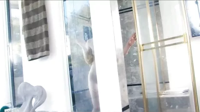 La salope britannique Ava se films x vidéo fait baiser sur le lit