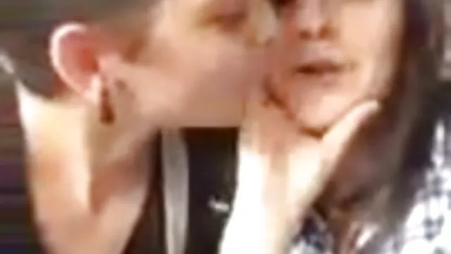Vanessa Jordin se déshabille et film video porno x joue avec elle-même
