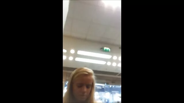Nomi - film porno vidéos S'amuser dans le parc