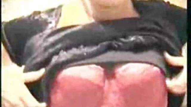 Jouant en vidéos de films porno se faisant baiser