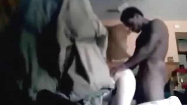 Jolie film porno video xxx rousse veut que vous sentiez ses pieds.