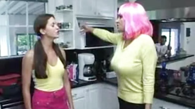 La belle Charlee sert video x pour adulte son patron